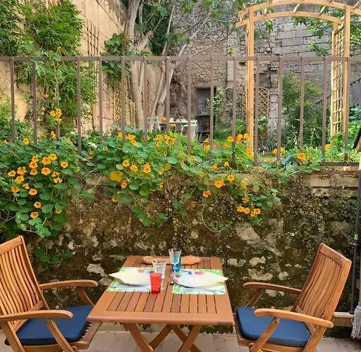 Capucines, Un Jardin Secret Dans Le Centre Historique