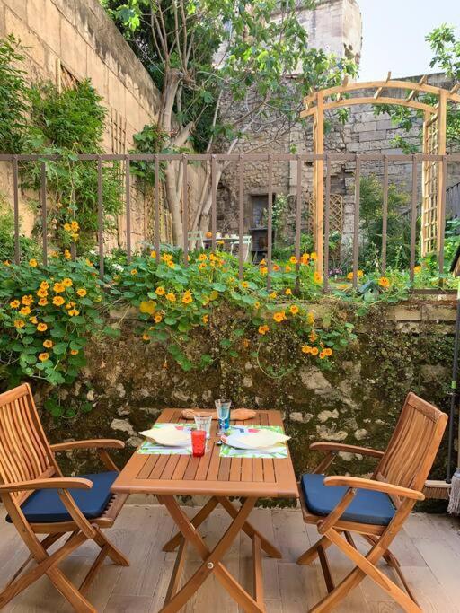 Capucines, Un Jardin Secret Dans Le Centre Historique * Arles